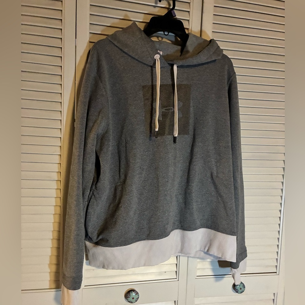 Gray and White Under Armour Hoodie w zipper pouch pockets